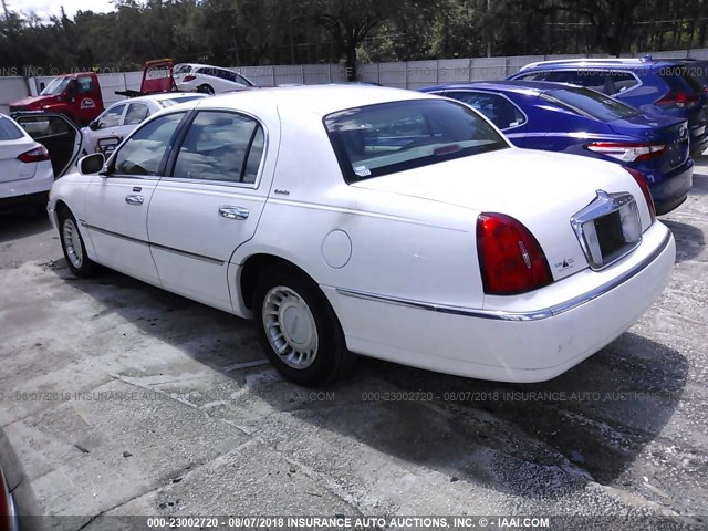 1LNHM81W21Y724196 - 2001 LINCOLN TOWN CAR EXECUTIVE WHITE photo 3