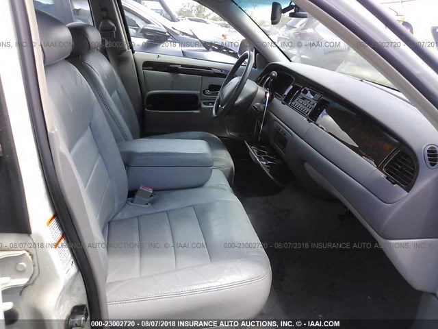 1LNHM81W21Y724196 - 2001 LINCOLN TOWN CAR EXECUTIVE Белый фото 5