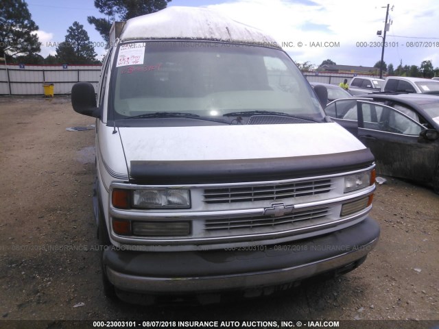 1GBFG15M5V1049370 - 1997 CHEVROLET EXPRESS G1500  WHITE photo 6