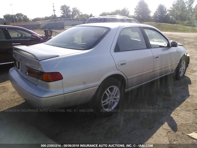 4T1BG22K21U870000 - 2001 TOYOTA CAMRY CE/LE/XLE 银色 照片 4