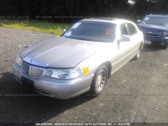 1LNHM82W02Y665701 - 2002 LINCOLN TOWN CAR SIGNATURE GOLD photo 2