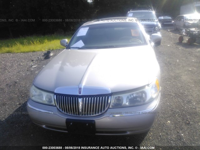 1LNHM82W02Y665701 - 2002 LINCOLN TOWN CAR SIGNATURE GOLD photo 6