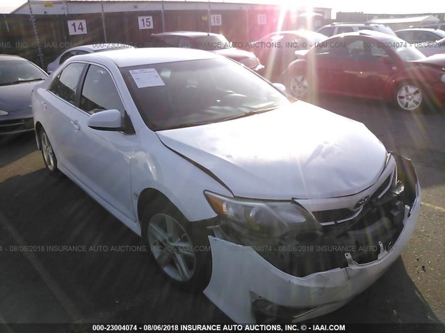 4T1BF1FK2EU438679 - 2014 TOYOTA CAMRY L/SE/LE/XLE თეთრი ფოტო 1