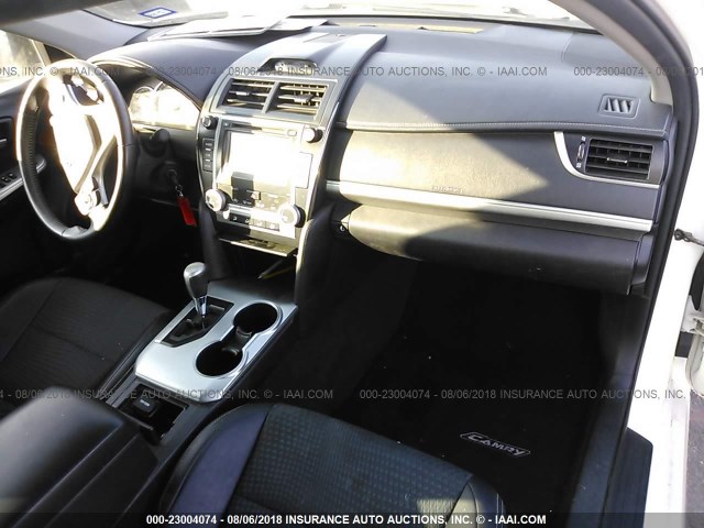 4T1BF1FK2EU438679 - 2014 TOYOTA CAMRY L/SE/LE/XLE თეთრი ფოტო 5