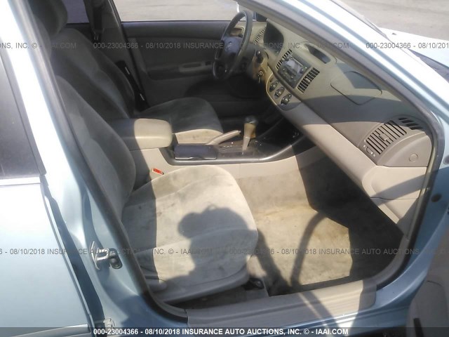JTDBE32KX20063815 - 2002 TOYOTA CAMRY LE/XLE/SE 蓝色 照片 5