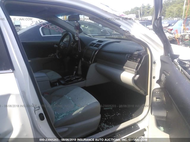 4T4BF1FK3ER342971 - 2014 TOYOTA CAMRY L/SE/LE/XLE 白色 照片 5