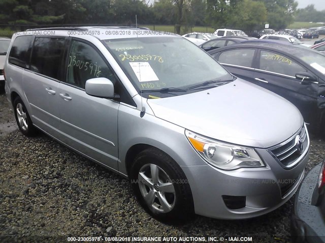 2V4RW3DG2BR806273 - 2011 VOLKSWAGEN ROUTAN SE SILVER photo 1