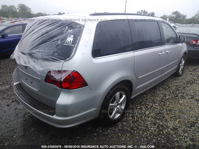 2V4RW3DG2BR806273 - 2011 VOLKSWAGEN ROUTAN SE SILVER photo 4