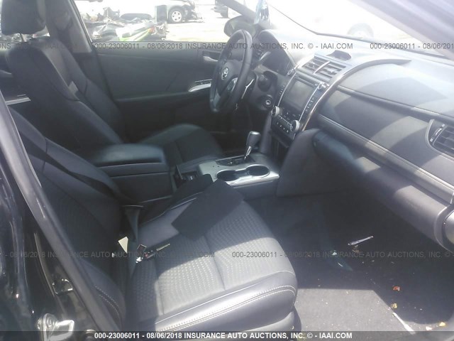 4T1BF1FK0EU336894 - 2014 TOYOTA CAMRY L/SE/LE/XLE შავი ფოტო 5