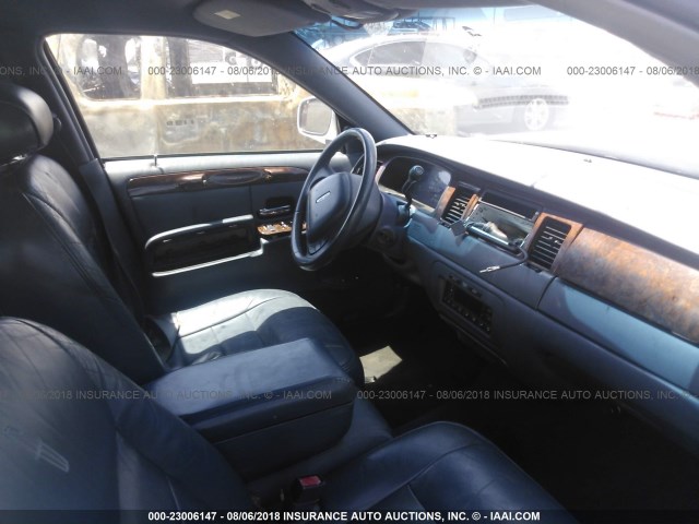 1LNHM81WX1Y724429 - 2001 LINCOLN TOWN CAR EXECUTIVE Светло-синий фото 5