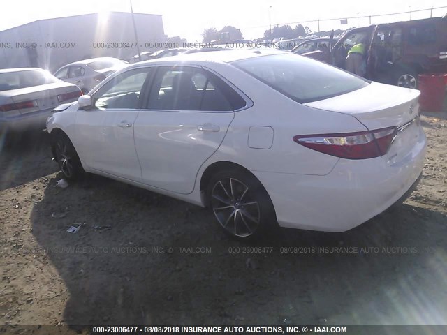 4T1BF1FK1FU082209 - 2015 TOYOTA CAMRY LE/XLE/SE/XSE WHITE photo 3