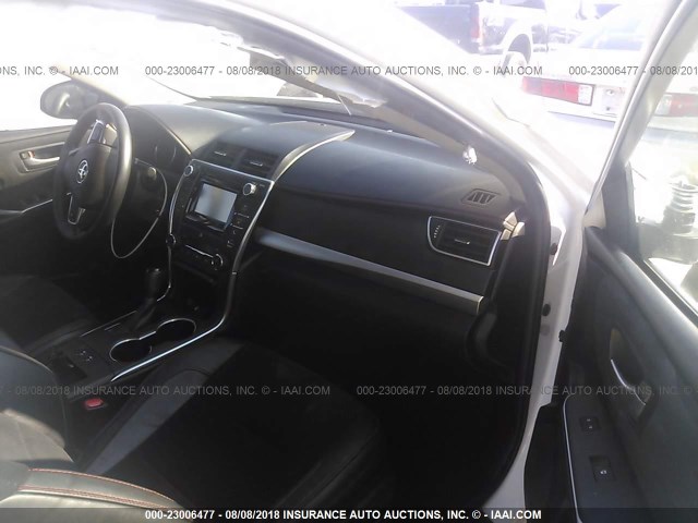 4T1BF1FK1FU082209 - 2015 TOYOTA CAMRY LE/XLE/SE/XSE WHITE photo 5