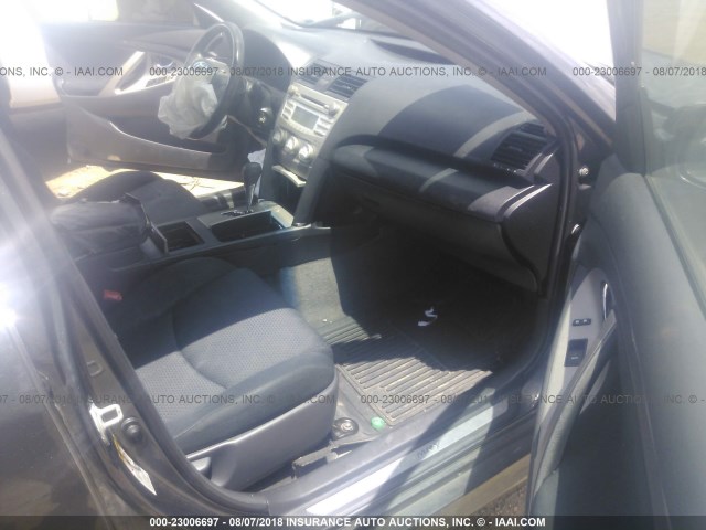 4T1BF3EK8AU096971 - 2010 TOYOTA CAMRY SE/LE/XLE BLACK photo 5