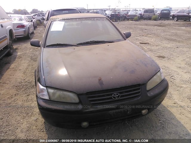 JT2BG22K8W0210524 - 1998 TOYOTA CAMRY CE/LE/XLE 黑色 照片 6