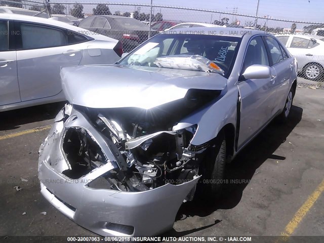 4T4BF3EKXAR010467 - 2010 TOYOTA CAMRY SE/LE/XLE ვერცხლისფერი ფოტო 2
