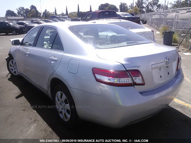 4T4BF3EKXAR010467 - 2010 TOYOTA CAMRY SE/LE/XLE ვერცხლისფერი ფოტო 3