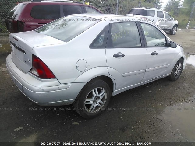 1FAFP34ZX4W201221 - 2004 FORD FOCUS SE COMFORT/SE SPORT SILVER photo 4