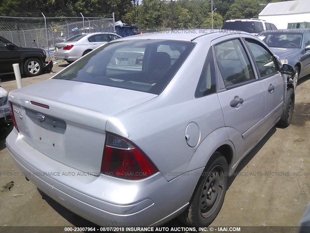 1FAHP34N47W194258 - 2007 FORD FOCUS ZX4/S/SE/SES 银色 照片 4