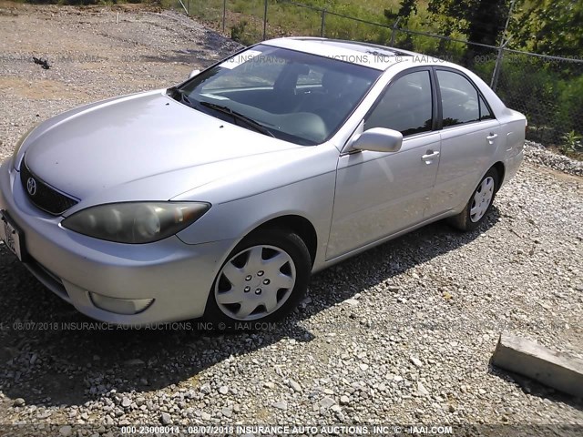 4T1BE32K15U565427 - 2005 TOYOTA CAMRY LE/XLE/SE SILVER photo 2