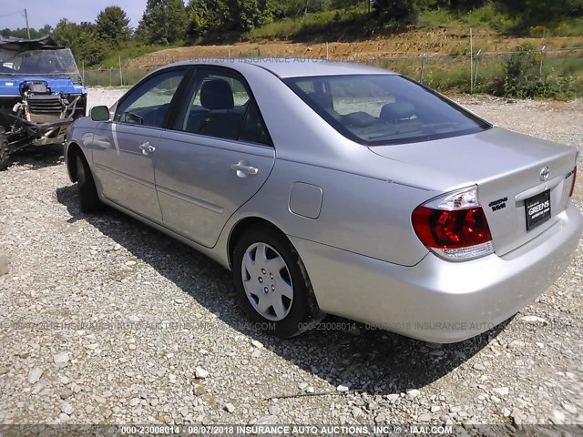 4T1BE32K15U565427 - 2005 TOYOTA CAMRY LE/XLE/SE SILVER photo 3