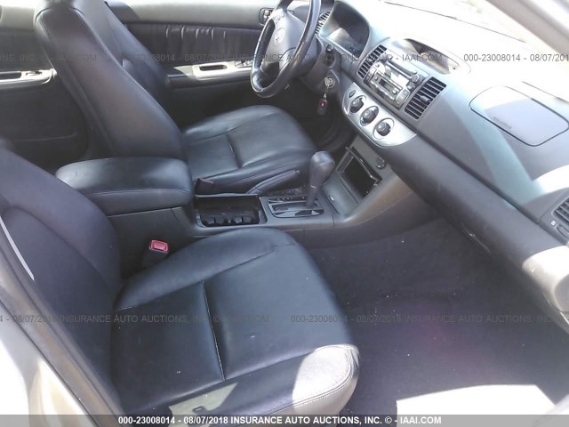 4T1BE32K15U565427 - 2005 TOYOTA CAMRY LE/XLE/SE SILVER photo 5