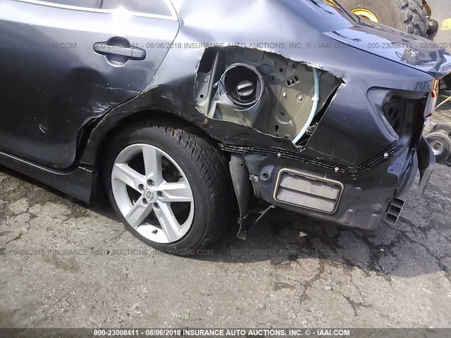 4T1BF1FK7CU612470 - 2012 TOYOTA CAMRY SE/LE/XLE ნაცრისფერი ფოტო 6