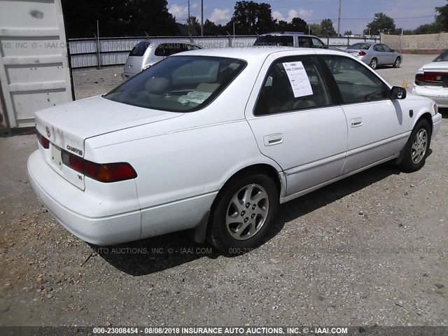 4T1BF22K8WU067721 - 1998 TOYOTA CAMRY CE/LE/XLE WHITE photo 4
