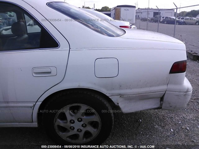 4T1BF22K8WU067721 - 1998 TOYOTA CAMRY CE/LE/XLE WHITE photo 6