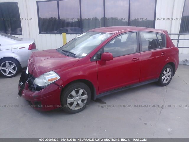 3N1BC13E89L496410 - 2009 NISSAN VERSA S/SL RED photo 2