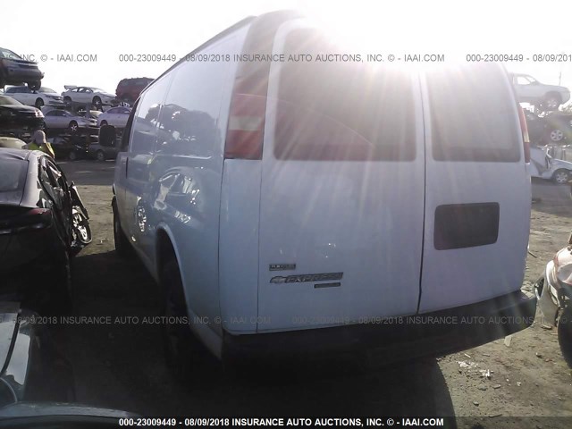 1GCWGFBA7B1102987 - 2011 CHEVROLET EXPRESS G2500  WHITE photo 3