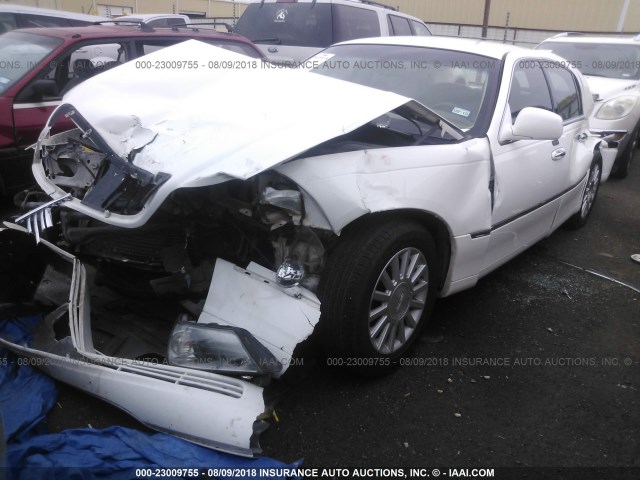 1LNHM81W43Y625205 - 2003 LINCOLN TOWN CAR EXECUTIVE WHITE photo 2