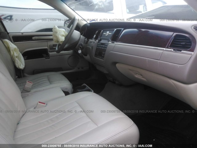 1LNHM81W43Y625205 - 2003 LINCOLN TOWN CAR EXECUTIVE WHITE photo 5