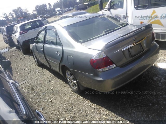 4T1BE30K85U575651 - 2005 TOYOTA CAMRY LE/XLE/SE Күміс фото 3