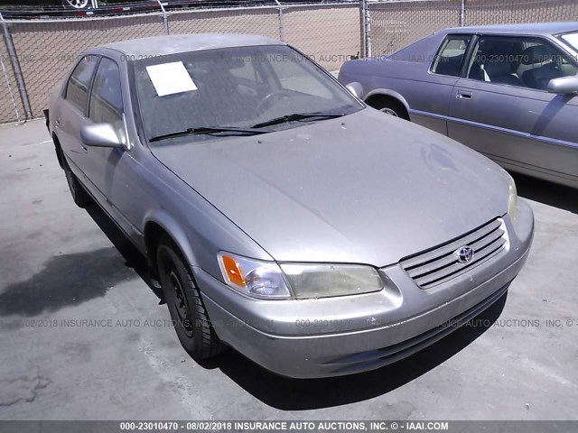 JT2BG22KXW0216289 - 1998 TOYOTA CAMRY CE/LE/XLE 灰色 照片 1