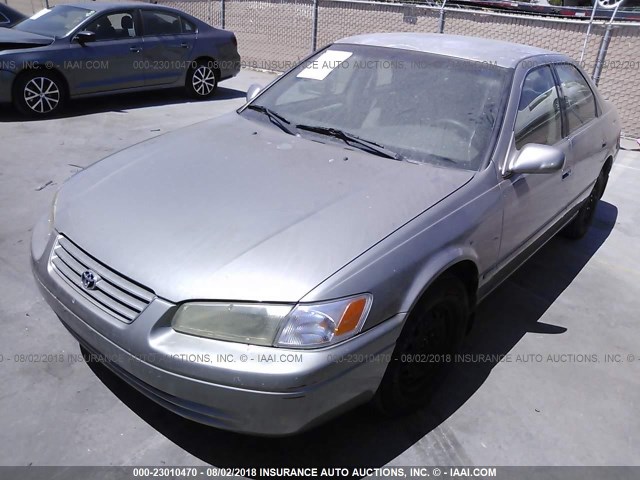 JT2BG22KXW0216289 - 1998 TOYOTA CAMRY CE/LE/XLE GRAY photo 2