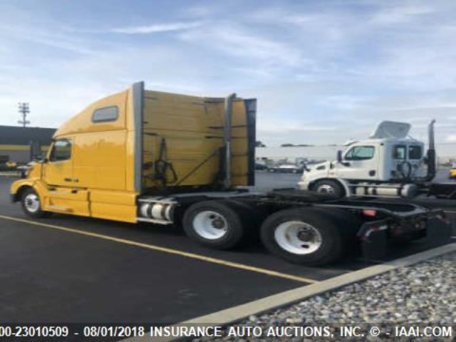 4V4NC9EJ2CN539573 - 2012 VOLVO VN YELLOW photo 3