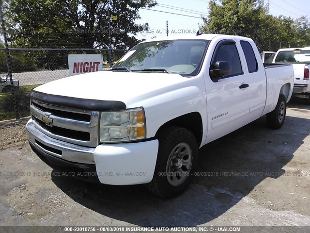 1GCRCREA3BZ192503 - 2011 CHEVROLET SILVERADO C1500  LS WHITE photo 2