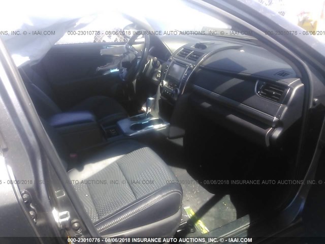 4T1BF1FK1EU395274 - 2014 TOYOTA CAMRY L/SE/LE/XLE 灰色 照片 5