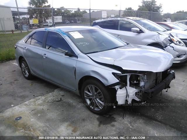 4T1BF1FK0HU698437 - 2017 TOYOTA CAMRY LE/XLE/SE/XSE 银色 照片 1