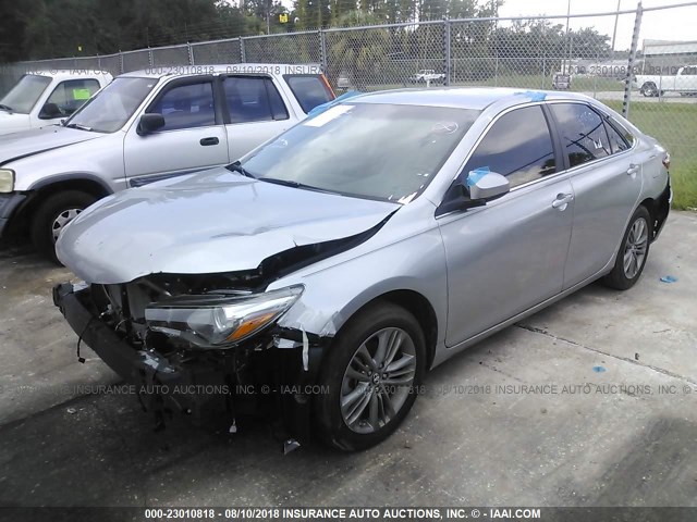 4T1BF1FK0HU698437 - 2017 TOYOTA CAMRY LE/XLE/SE/XSE SILVER photo 2