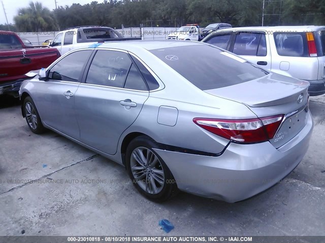 4T1BF1FK0HU698437 - 2017 TOYOTA CAMRY LE/XLE/SE/XSE 银色 照片 3