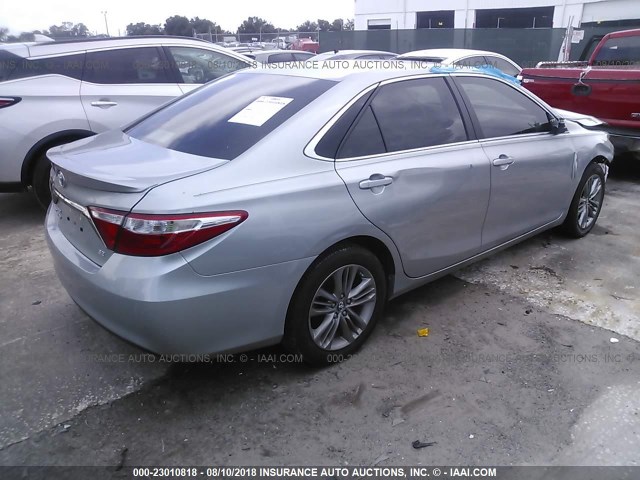 4T1BF1FK0HU698437 - 2017 TOYOTA CAMRY LE/XLE/SE/XSE SILVER photo 4