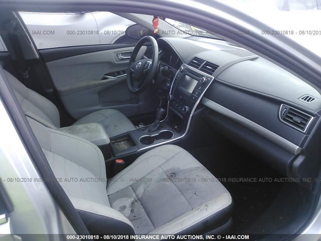 4T1BF1FK0HU698437 - 2017 TOYOTA CAMRY LE/XLE/SE/XSE 银色 照片 5
