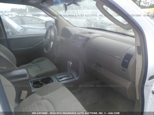 5N1AR18U95C773221 - 2005 NISSAN PATHFINDER LE/SE/XE 白色 照片 5
