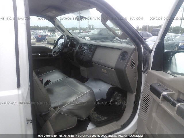 1FTNF20518EA69936 - 2008 FORD F250 SUPER DUTY WHITE photo 5