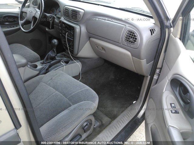 1GNDT13S022101081 - 2002 CHEVROLET TRAILBLAZER  SILVER photo 5