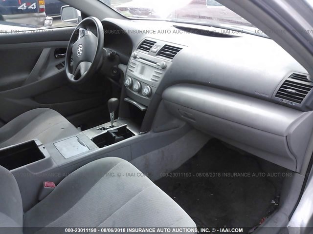 4T1BF3EK0AU070591 - 2010 TOYOTA CAMRY SE/LE/XLE SILVER photo 5