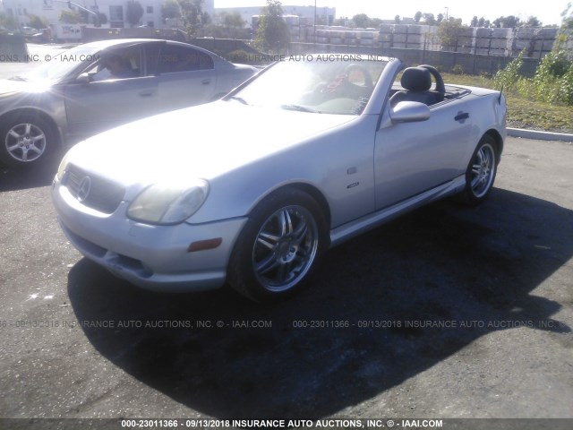 WDBKK47F5XF117518 - 1999 MERCEDES-BENZ SLK 230 KOMPRESSOR SILVER photo 2