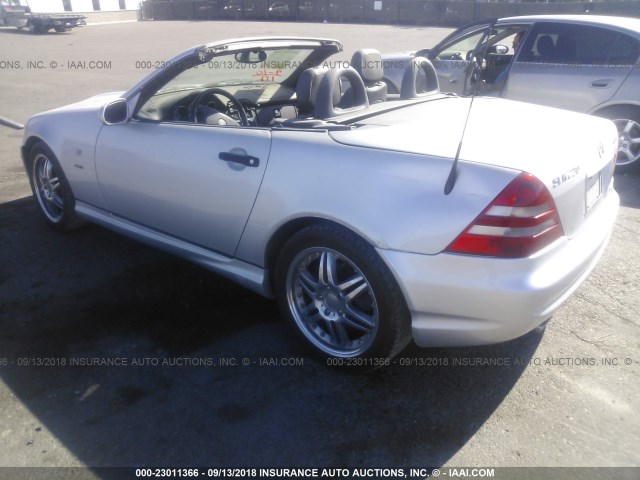 WDBKK47F5XF117518 - 1999 MERCEDES-BENZ SLK 230 KOMPRESSOR SILVER photo 3