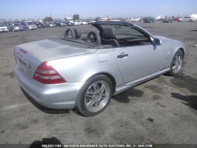 WDBKK47F5XF117518 - 1999 MERCEDES-BENZ SLK 230 KOMPRESSOR SILVER photo 4